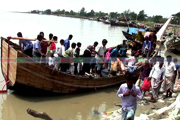হাতিয়ায় দুটি সি-ট্রাক অচল, নৌকায় ঝুঁকিপূর্ণ পারাপার 