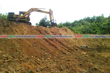 লামায় অবাধে চলছে পাহাড় কাটা