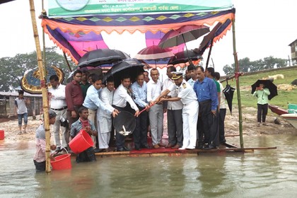 কাপ্তাই হ্রদে পোনা মাছ অবমুক্তকরণ শুরু