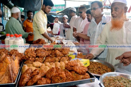 ইফতার সামগ্রীর দাম বেড়েছে বগুড়ায়, চাহিদার শীর্ষে টক দই