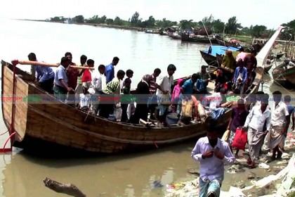 হাতিয়ায় দুটি সি-ট্রাক অচল, নৌকায় ঝুঁকিপূর্ণ পারাপার 