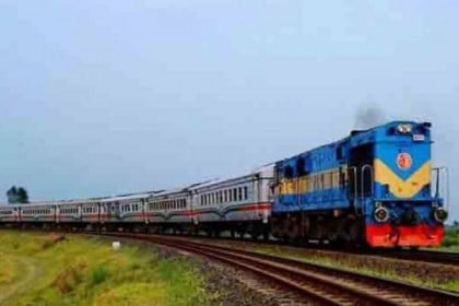 ইঞ্জিন বিকলে ট্রেন চলাচল বিঘ্নিত, যাত্রীদের অসন্তোষ
