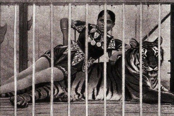 যে বাঙালি নারীর হাতের ইশারায় উঠ-বস করতো দু'টি বাঘ!