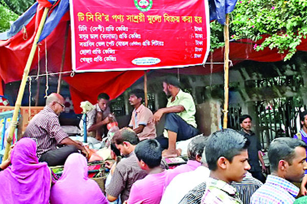 রমজানে ৩ পণ্যের দাম কমালো টিসিবি 
