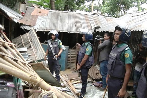 চট্টগ্রাম নগরীর পাহাড় থেকে অর্ধশতাধিক ঝুঁকিপূর্ণ অবৈধ বসতঘর উচ্ছেদ