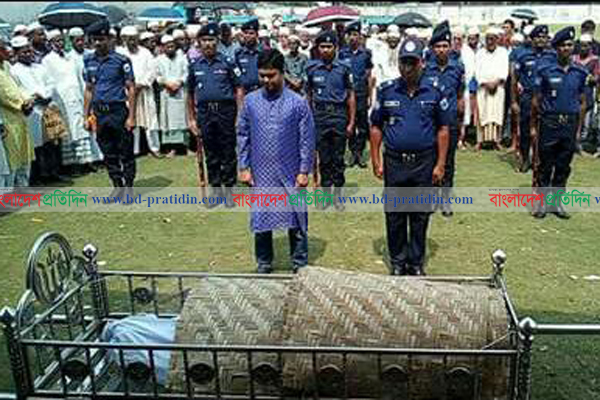 চাটাইয়ে মুড়িয়ে প্রয়াত মুক্তিযোদ্ধাকে রাষ্ট্রীয় সম্মান!