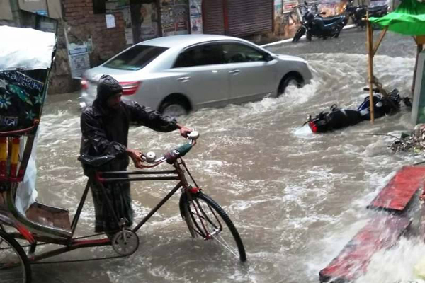আধা ঘণ্টার বৃষ্টিতে জলাবদ্ধ চট্টগ্রাম নগরী

