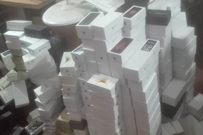 রাজধানীতে তৈরি হচ্ছে নকল আইফোন!