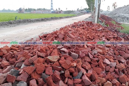 ঠাকুরগাঁওয়ে রাস্তার কাজে অনিয়মের অভিযোগ