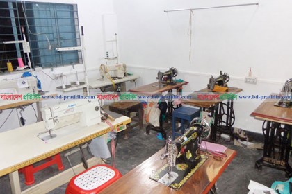 দিনাজপুরে দর্জি শ্রমিকদের ধর্মঘট অব্যাহত