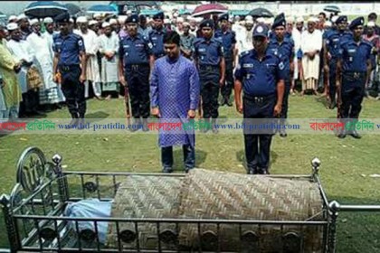 চাটাইয়ে মুড়িয়ে প্রয়াত মুক্তিযোদ্ধাকে রাষ্ট্রীয় সম্মান!