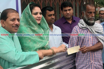 বরিশালে বিআরডিবি'র বিভিন্ন প্রকল্পের সুবিধাভোগীদের মাঝে ঋণ বিতরণ
