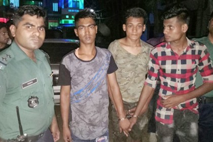 সিলেটে মোটরসাইকেলসহ তিন যুবক আটক

