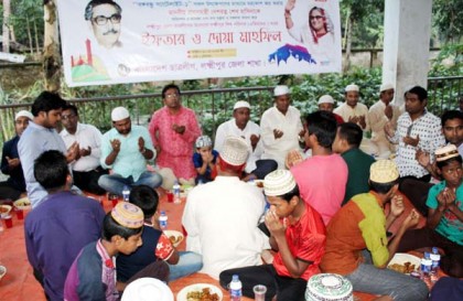 লক্ষ্মীপুরে এতিমদের সাথে ছাত্রলীগের ইফতার