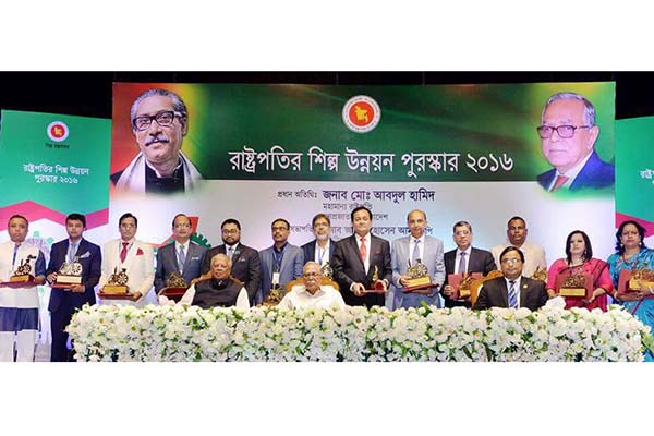 রাষ্ট্রপতি শিল্প উন্নয়ন পুরস্কার পেল কারুপণ্য 