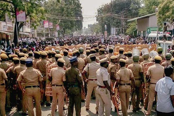 তামিলনাড়ুতে পুলিশ-বিক্ষোভকারী সংঘর্ষে রণক্ষেত্র, নিহত ৯