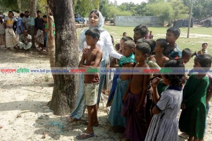 রোহিঙ্গা ক্যাম্পে শিশুদের সঙ্গে সময় কাটালেন প্রিয়াঙ্কা