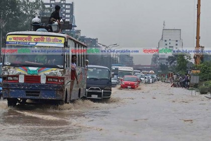 বৃষ্টি ও জলাবদ্ধতায় রাজধানীবাসীর দুর্ভোগ চরমে