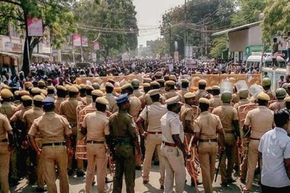 তামিলনাড়ুতে পুলিশ-বিক্ষোভকারী সংঘর্ষে রণক্ষেত্র, নিহত ৯