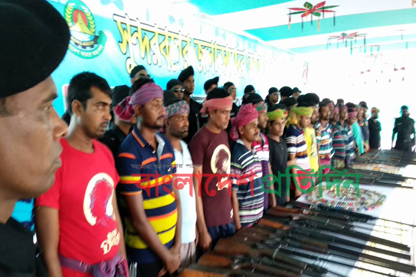 ৩ জলদস্যু বাহিনীর ৫৭ সদস্যের আত্মসমর্পণ