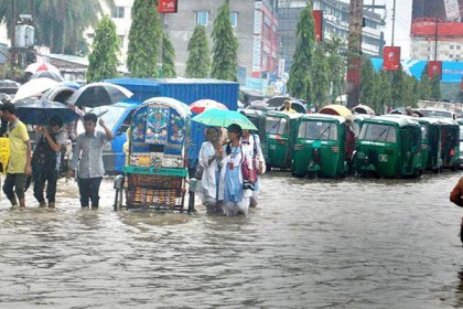টানা বৃষ্টিতে দুর্ভোগে রাজধানীবাসী