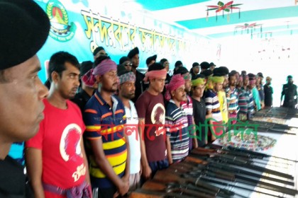 ৩ জলদস্যু বাহিনীর ৫৭ সদস্যের আত্মসমর্পণ