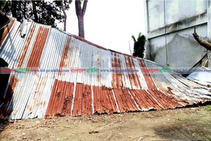 ঝড়ে বিধ্বস্ত রাংতা মাধ্যমিক বিদ্যালয়ে এক মাস ধরে পাঠদান বন্ধ
