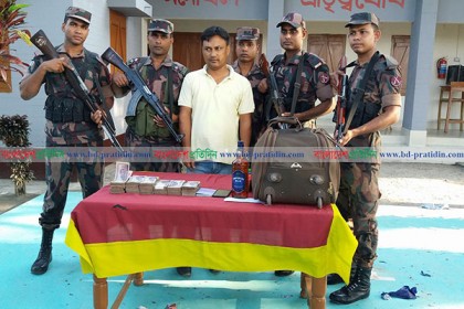 বাংলাবান্ধায় ২০ লাখ টাকাসহ ভারতীয় মানি একচেঞ্জার আটক 