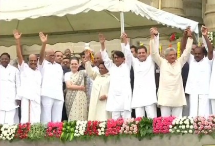 কর্নাটকের মুখ্যমন্ত্রী পদে শপথ নিলেন কুমারস্বামী