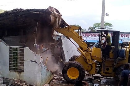 বাগেরহাটে ৫ শতাধিক অবৈধ স্থাপনা উচ্ছেদ