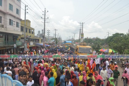 সিদ্ধিরগঞ্জে বকেয়া বেতনের দাবিতে ৩ ঘণ্টা সড়ক অবরোধ