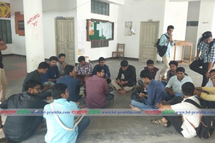 চবির নৃবিজ্ঞান বিভাগের অফিস কক্ষে শিক্ষার্থীদের তালা
