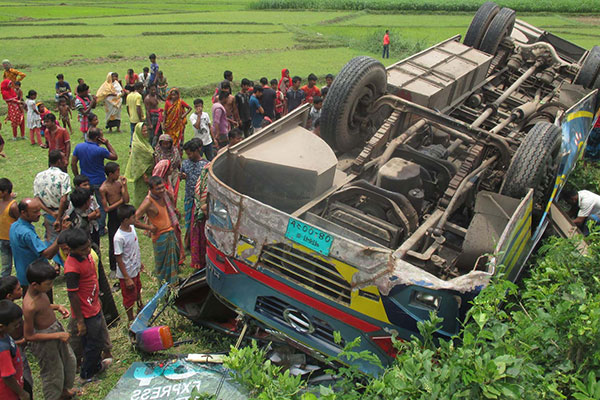 কালীগঞ্জে যাত্রীবাহী বাস উল্টে আহত ২০
