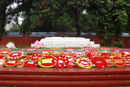 জাতীয় কবির সমাধিতে অগণিত মানুষের শ্রদ্ধা