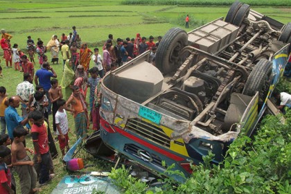 কালীগঞ্জে যাত্রীবাহী বাস উল্টে আহত ২০