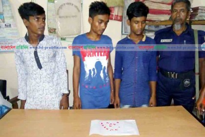 শরণখোলায় ৫০ পিস ইয়াবাসহ ৩ মাদক বিক্রেতা আটক