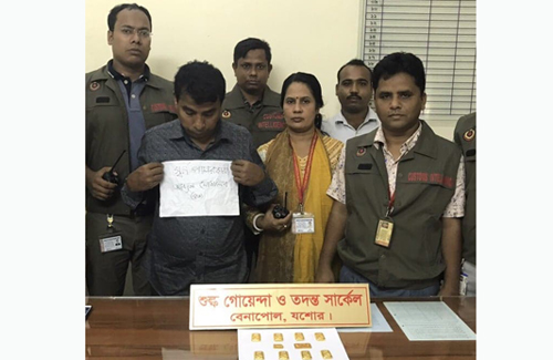 যাত্রীর জুতার ভেতর থেকে ৫০ লাখ টাকার স্বর্ণের বার উদ্ধার 