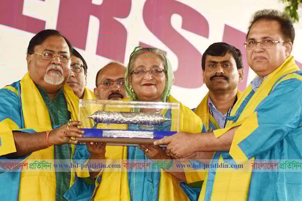ডি-লিট ডিগ্রি গ্রহণ করলেন প্রধানমন্ত্রী শেখ হাসিনা