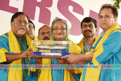 ডি-লিট ডিগ্রি গ্রহণ করলেন প্রধানমন্ত্রী শেখ হাসিনা