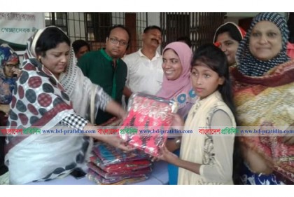 টুঙ্গীপাড়ায় দুস্থদের মাঝে পোশাক বিতরণ
