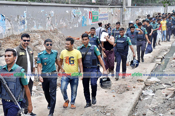 হাজারীবাগে অভিযানে আটক শতাধিক, চোলাই মদের কারখানার সন্ধান