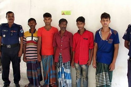 ঝিনাইদহে ১২ মাদক ব্যবসায়ীসহ গ্রেফতার ৫৩