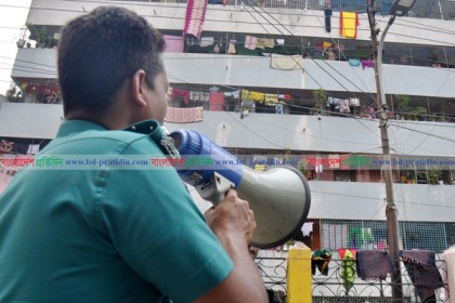 রাজধানীর হাজারীবাগে অভিযান চালাচ্ছে পুলিশ