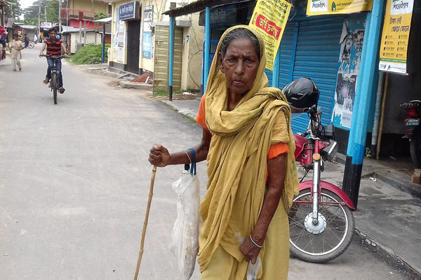 প্রশাসনের হস্তক্ষেপে ভিখারিনী মায়ের দায়িত্ব নিল চাকরিজীবী ছেলে