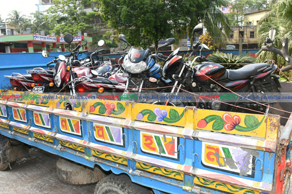বগুড়ায় দুই ট্রাক চোরাই মোটরসাইকেল উদ্ধার