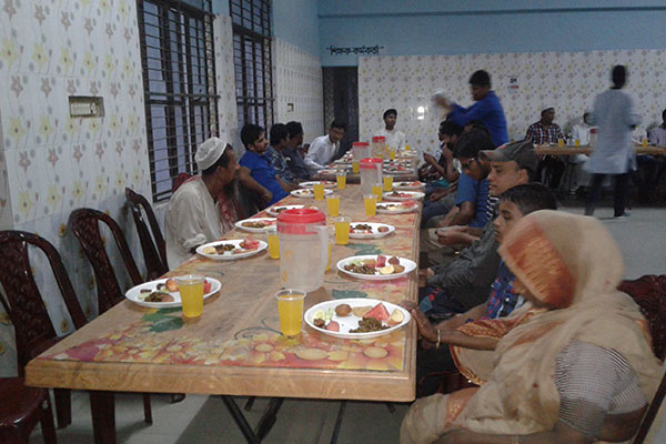ইবিতে অসহায়-দুস্থদের নিয়ে ‘তারুণ্য’র ইফতার