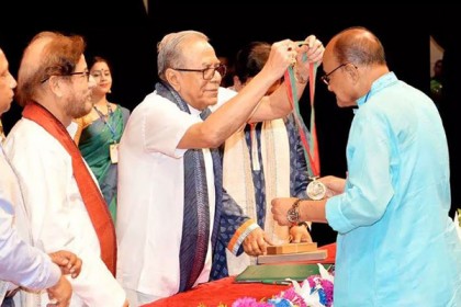 রাষ্ট্রপতির হাত থেকে ‘শিল্পকলা পদক’ নিলেন ৭ গুণী