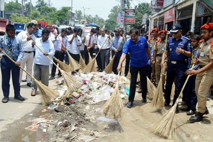 ঝাড়ু হাতে রাস্তায় নামলেন বগুড়ার এমপি