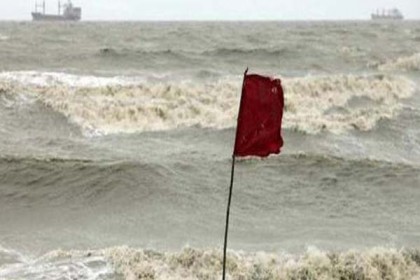 বন্দরে তিন নম্বর সংকেত, সাগর উত্তাল