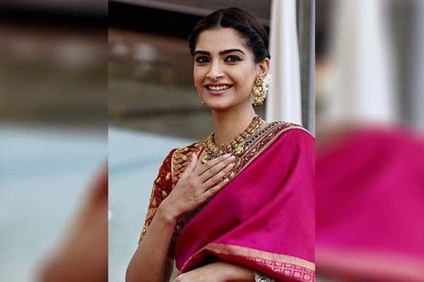 বিয়ের পরে কেমন আছেন সোনম?